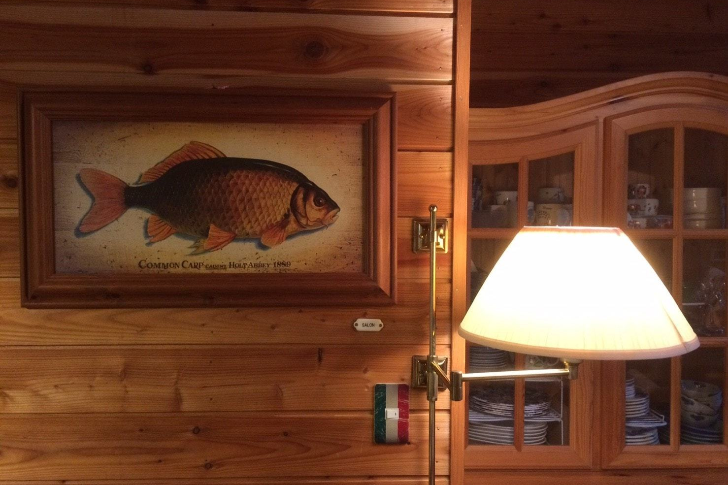 魚の絵とランプ